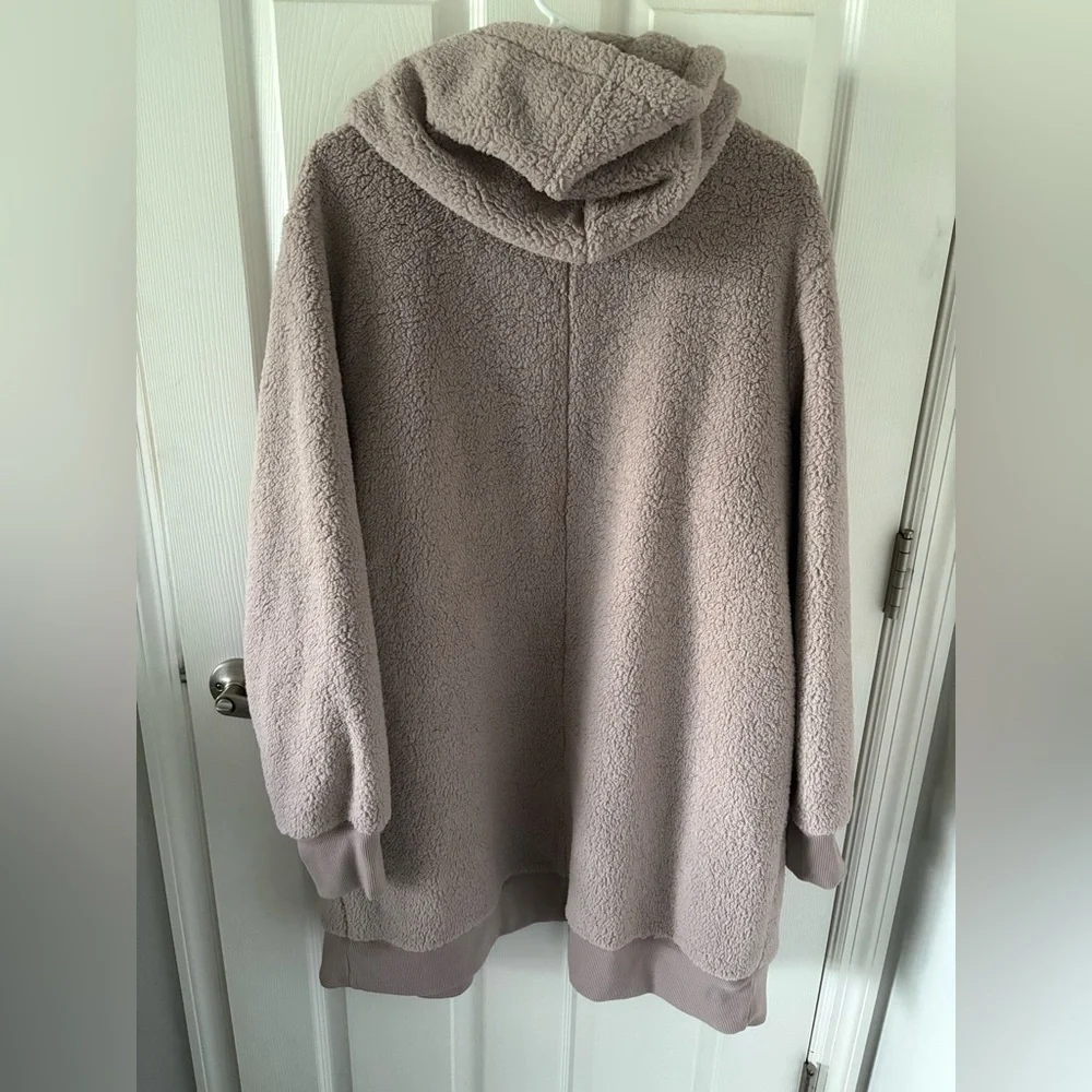 NWT Gilly Hicks Sherpa Hoodie - L/XL - Picture 2 of 3